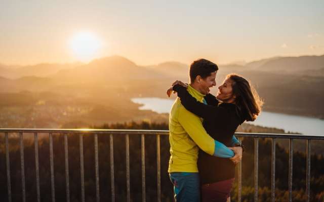 Verliebtes Paar im Frühling am Pyramidenkogel mit Blick zum Wörthersee