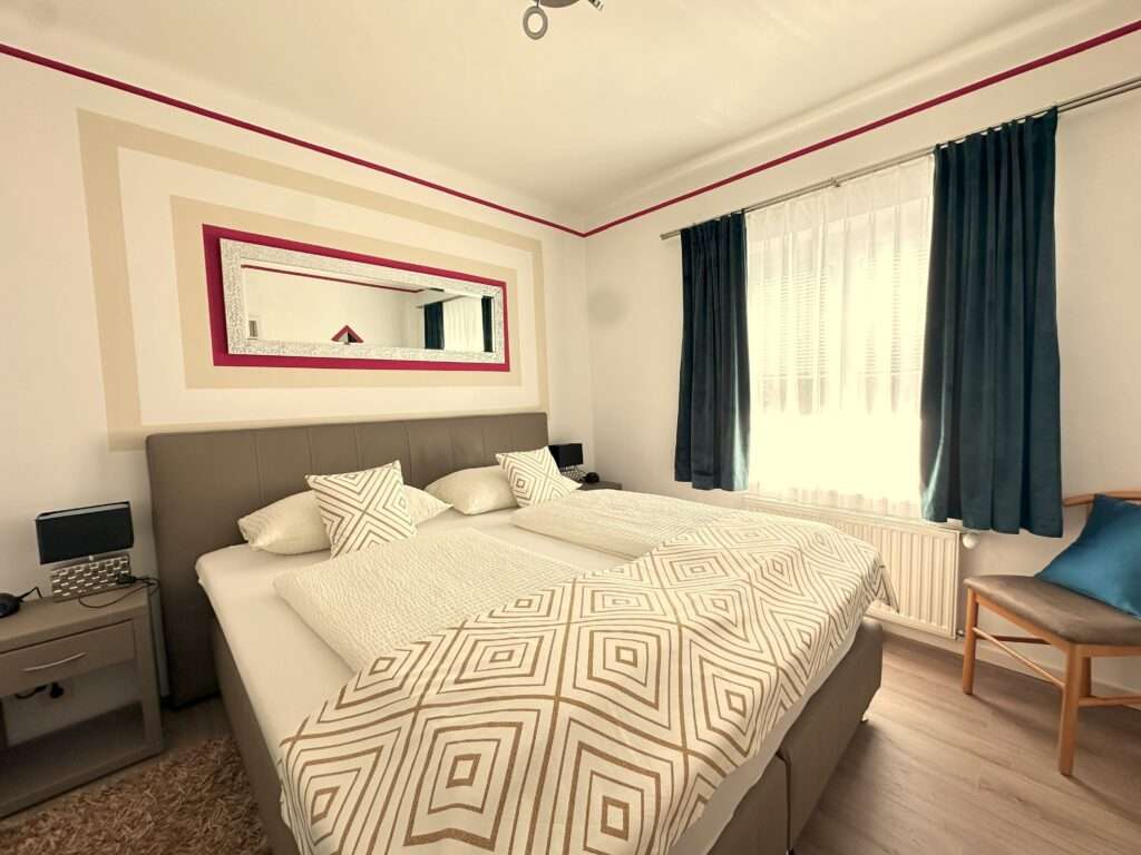 Schlafzimmer in Appartement im Stil von Audrey Hepburn