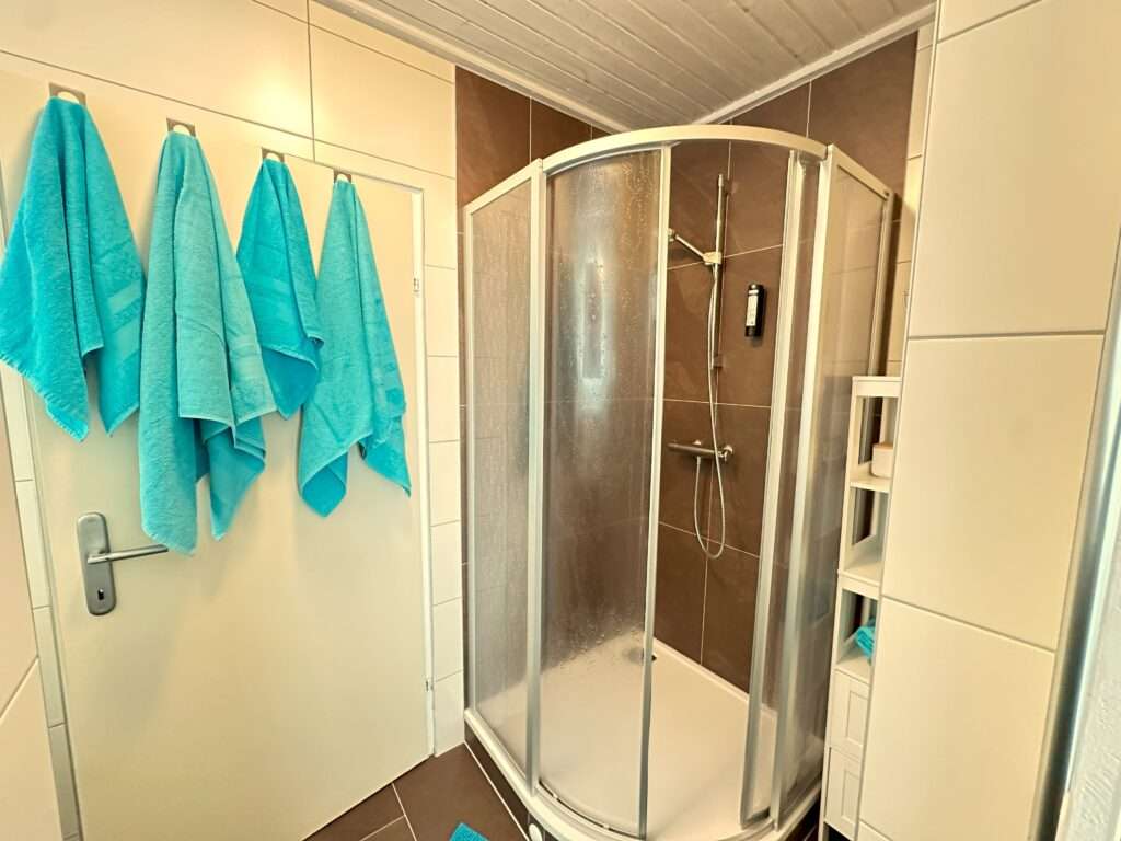 Stilvolles Badezimmer in Appartement im Stil von Audrey Hepburn mit blauen Badehandtücher