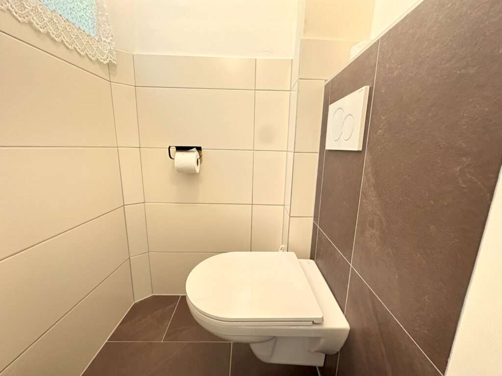 Getrennte Toilette in Appartement im Stil von Audrey Hepburn