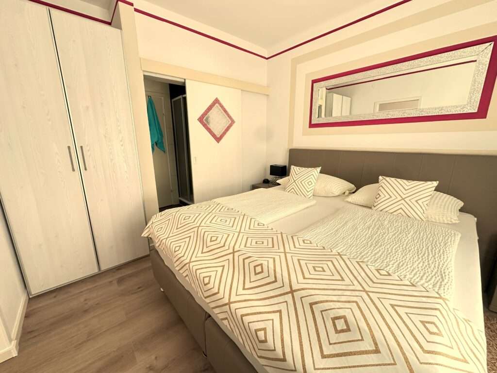 Schlafzimmer in Appartement im Stil von Audrey Hepburn