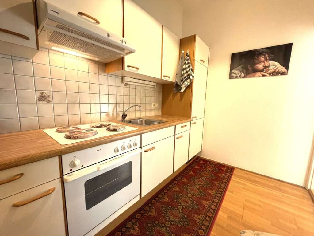 Rustikale Küche mit Bud Spencer Bild an der Wand