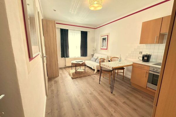 Wohnküche in Appartement im Stil von Audrey Hepburn